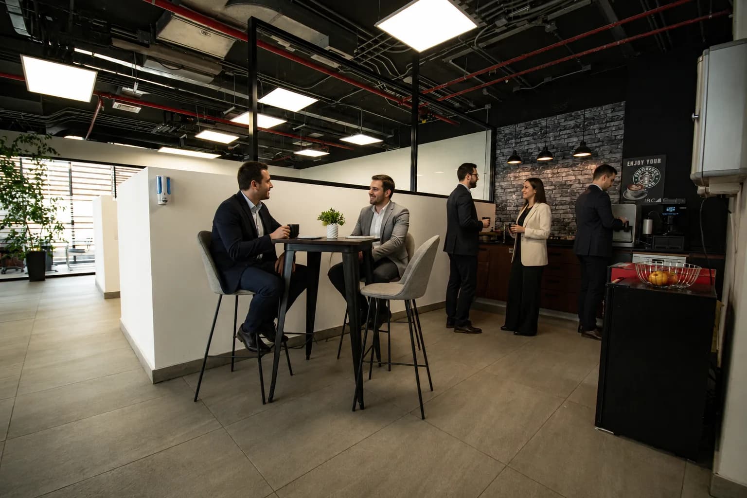 Profesionales tomando café en la cafetería de Zona W