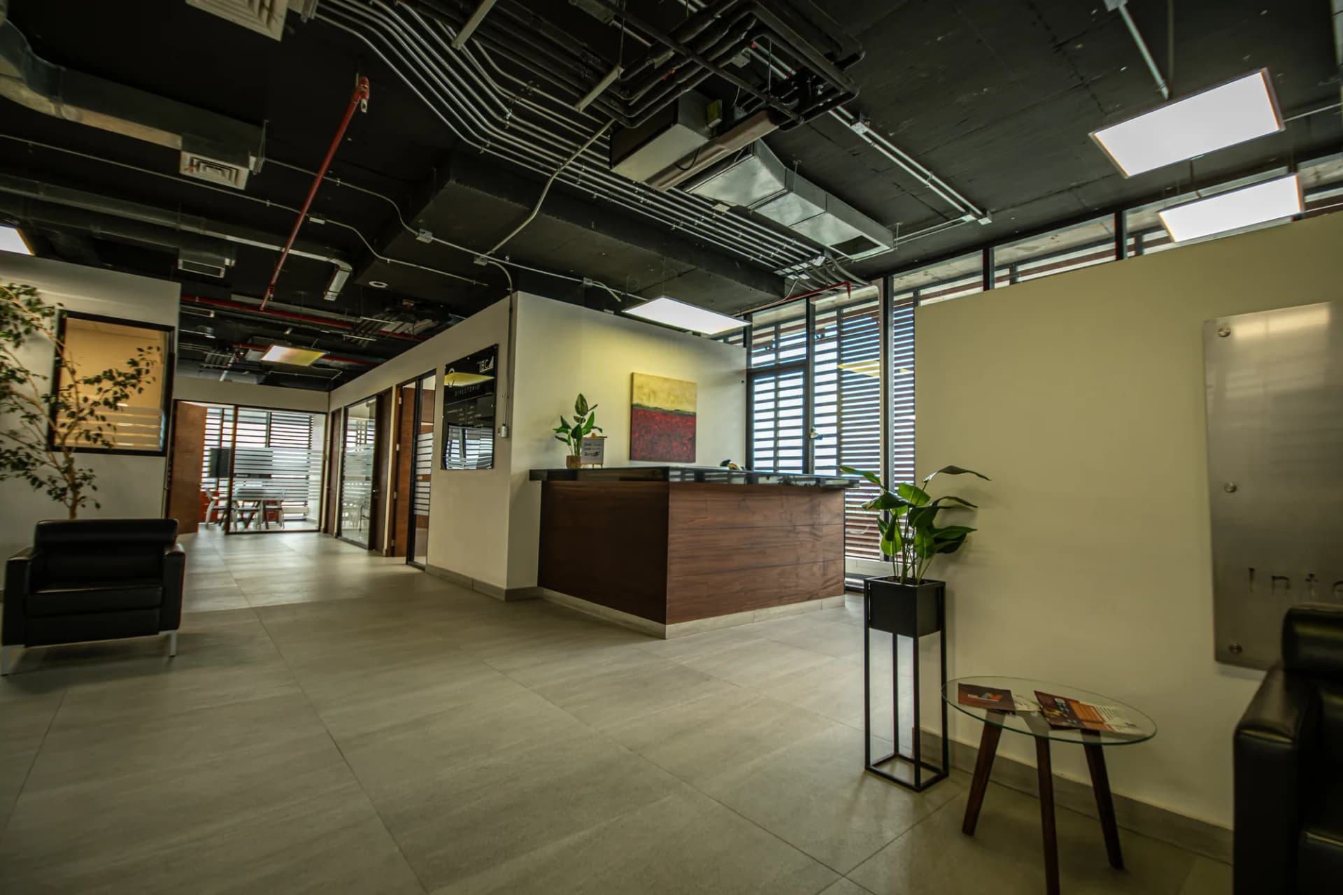 Recepción de Zona W con mesón de madera y doble altura